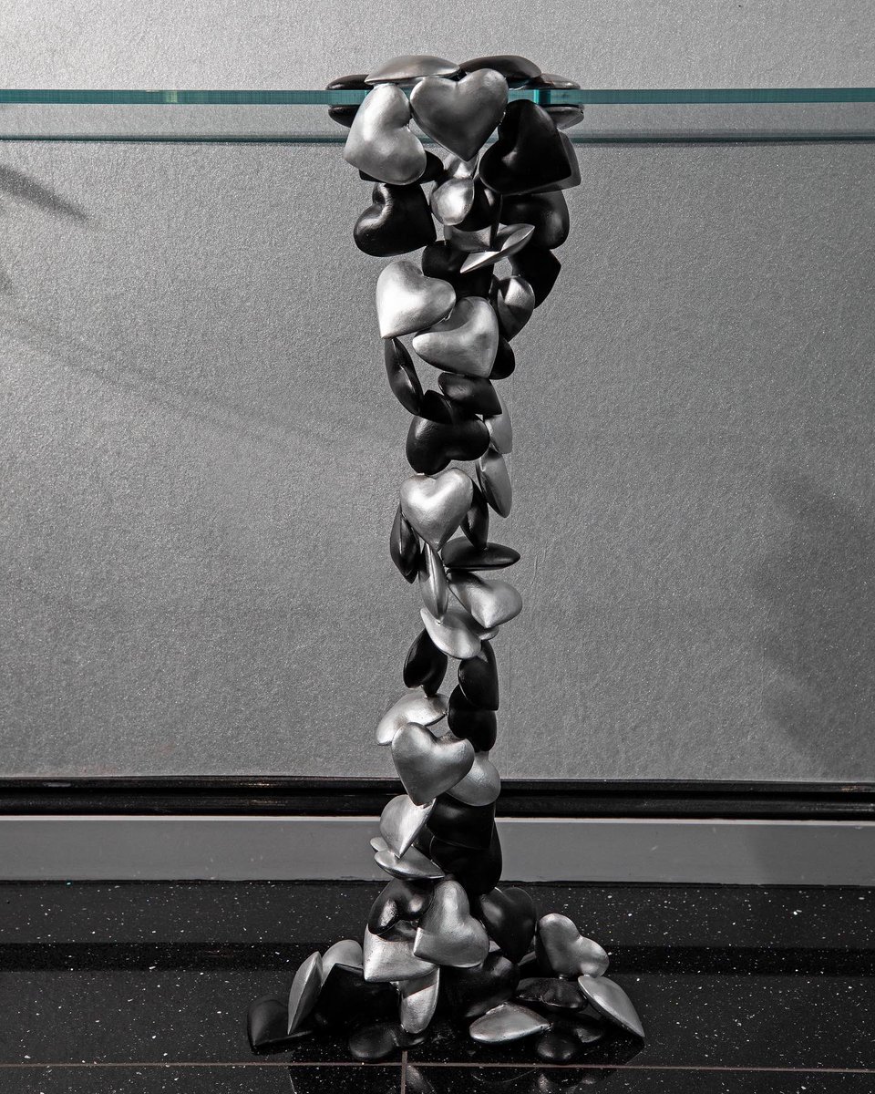 ForgeRavens's tweet image. Large tumbling hearts console table in silver and black . Photocredit - Cannonpictures. #interiordesignideas  #consoletable #designertable #hearts #tumblinghearts