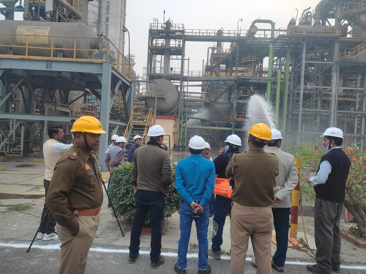 prayagrajfire's tweet photo. आज दिनांक 24.12.22 को फायर स्टेशन सोराव कमिश्नरेट,प्रयागराज द्वारा इफ्को प्लांट फूलपुर में आयोजित माक ड्रिल में प्रतिभाग किया गया https://t.co/DCY9CEGeAh