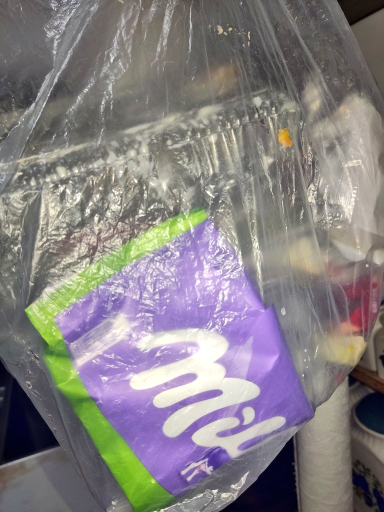 minjica80's tweet photo. Kod mene Milka od 300gr ima život kao leptir.....Jedan dan https://t.co/QDTTS9DbAQ