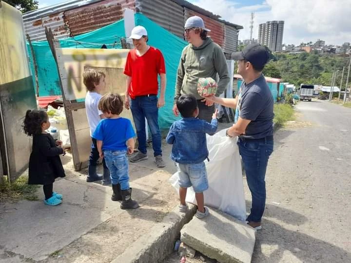 FusagasugaTIC's tweet photo. #Navidad | 🎄🎁👧 El equipo de la Oficina TIC llevó regalos y sonrisas a los  niños del barrio Monte Verde, momentos como estos nos recuerdan que lo más importante es dar y compartir desde el corazón. 🧑 

#FusagasufáViveEnTIC
#ConLaFuerzaDeLaGente https://t.co/JYrXqoIaHm