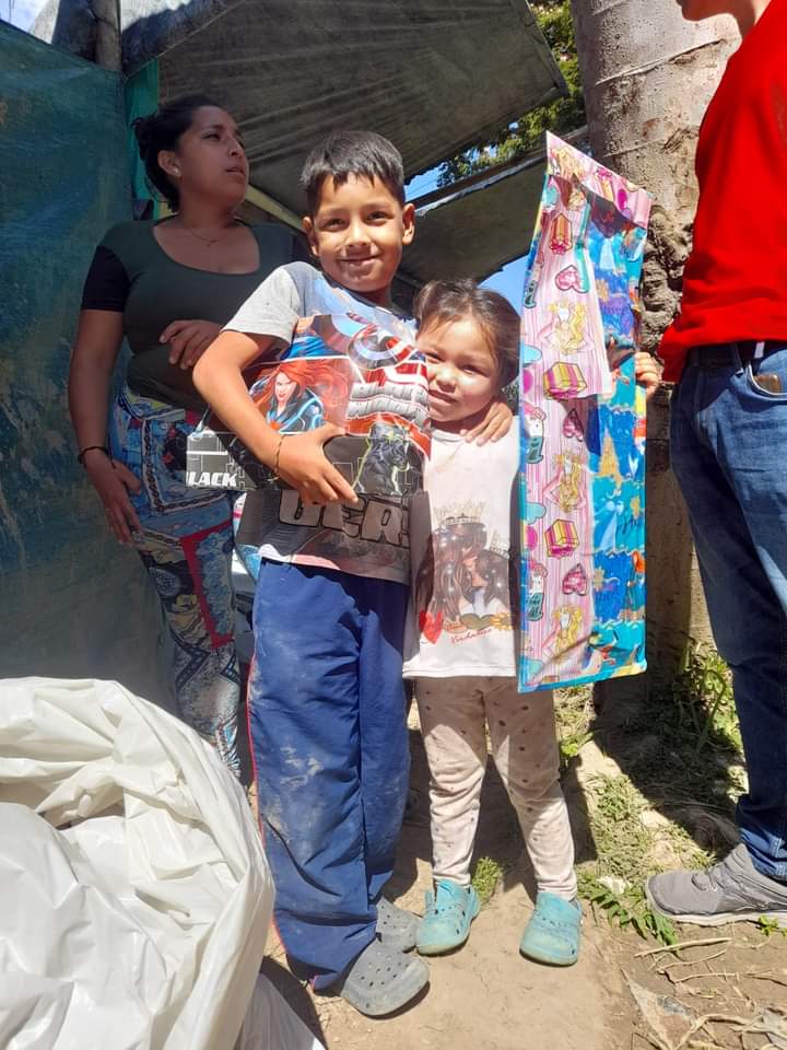 FusagasugaTIC's tweet photo. #Navidad | 🎄🎁👧 El equipo de la Oficina TIC llevó regalos y sonrisas a los  niños del barrio Monte Verde, momentos como estos nos recuerdan que lo más importante es dar y compartir desde el corazón. 🧑 

#FusagasufáViveEnTIC
#ConLaFuerzaDeLaGente https://t.co/JYrXqoIaHm