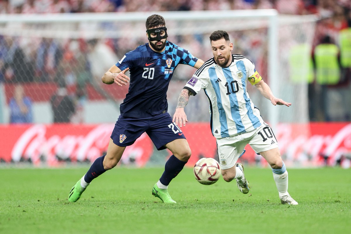 DSports's tweet photo. La primera semifinal de #CatarEnDIRECTV revivió un "duelo pendiente" entre dos gigantes del fútbol internacional.
⚽ Semifinal Argentina 🇦🇷 vs Croacia 🇭🇷
⏰ 14hs 🇦🇷🇺🇾🇨🇱 - 12 hrs 🇨🇴🇪🇨🇵🇪
Los mejor de este fascinante encuentro en los 📺 Canales 610 y 1610 de #DSPORTS y #DGO https://t.co/qIYDsWnWmg