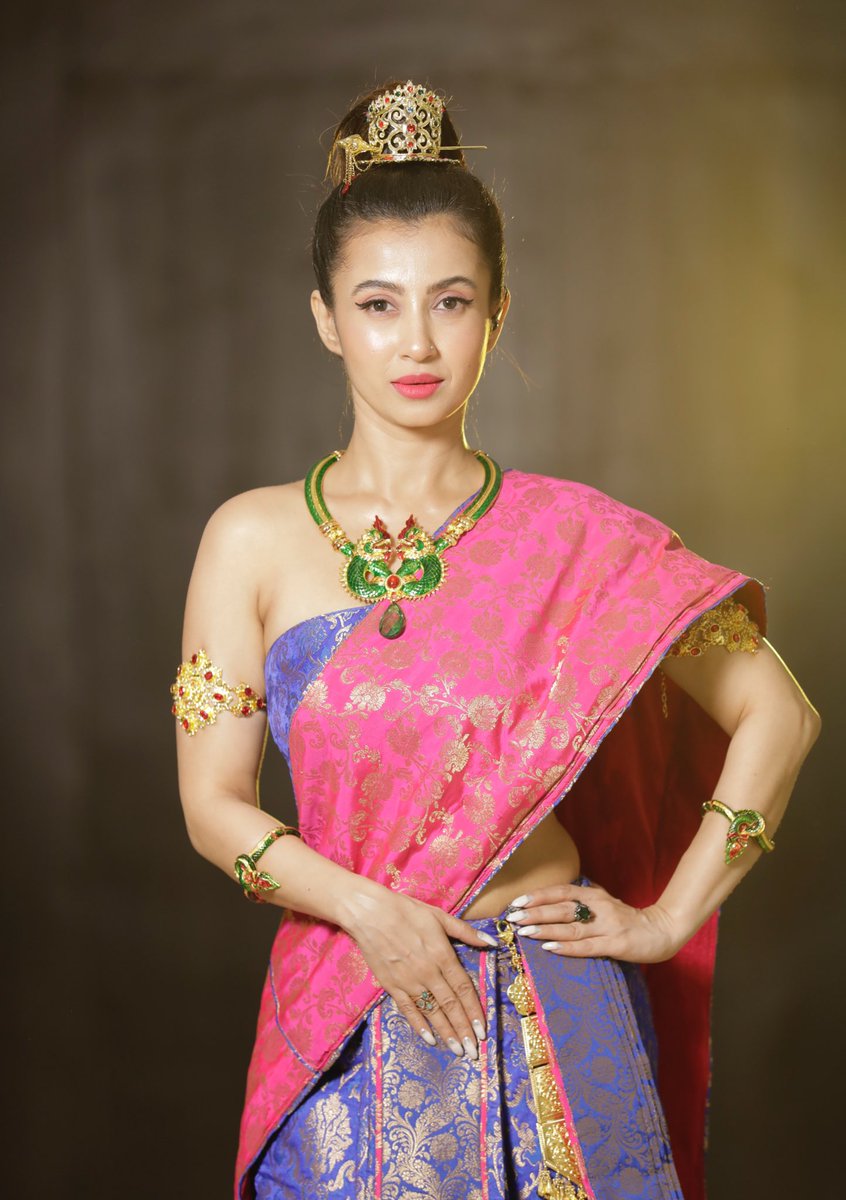 Monamispeaks's tweet photo. Welcoming you all to the International Carnival episode of #DDJ3 with a "Traditional Thai look"
Jewellery: by Monami ghosh from Thailand
Saree made by Neel Saha Debojyoti Goswami
photo Sayantan Dutta
Mkup Amit Das
Hair Soma Saha https://t.co/1a36FeSVyd