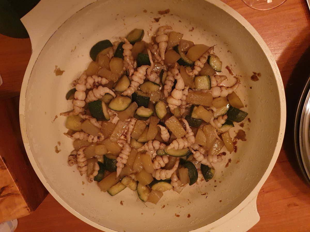 DirmaatGGC's tweet photo. Diner #kerstavond Voorgerecht bootjes van komkommer met vega kipkerriesalade  Hoofdgerecht Quiche met #kerstboom van #courgette en #cherrytomaatjes. Nagerecht een #citroen #tiramisu met #langevingers #limoncello, slagroom, mascarpone en #lemoncurd #caloriebom. Heerlijk! https://t.co/VQUs43I4Dj