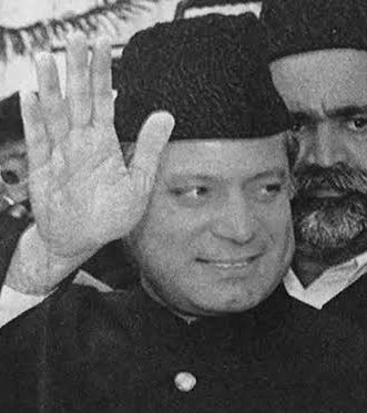 hinaparvezbutt's tweet photo. آج دو قائدین کی سالگرہ ہے، ایک نے پاکستان بنایا اور دوسرے نے سنوارا تھا۔۔۔کیا پاکستان کو سنوارنے کی سزا تاحیات نااہلی ہے؟ میاں صاحب کی نااہلی پاکستان کے انصاف پر ایک داغ ہے، اور ایک نہ ایک دن یہ داغ دھونا پڑے گا۔۔۔  #HappyBirthdayNawazSharif https://t.co/XbA3hyeuFG