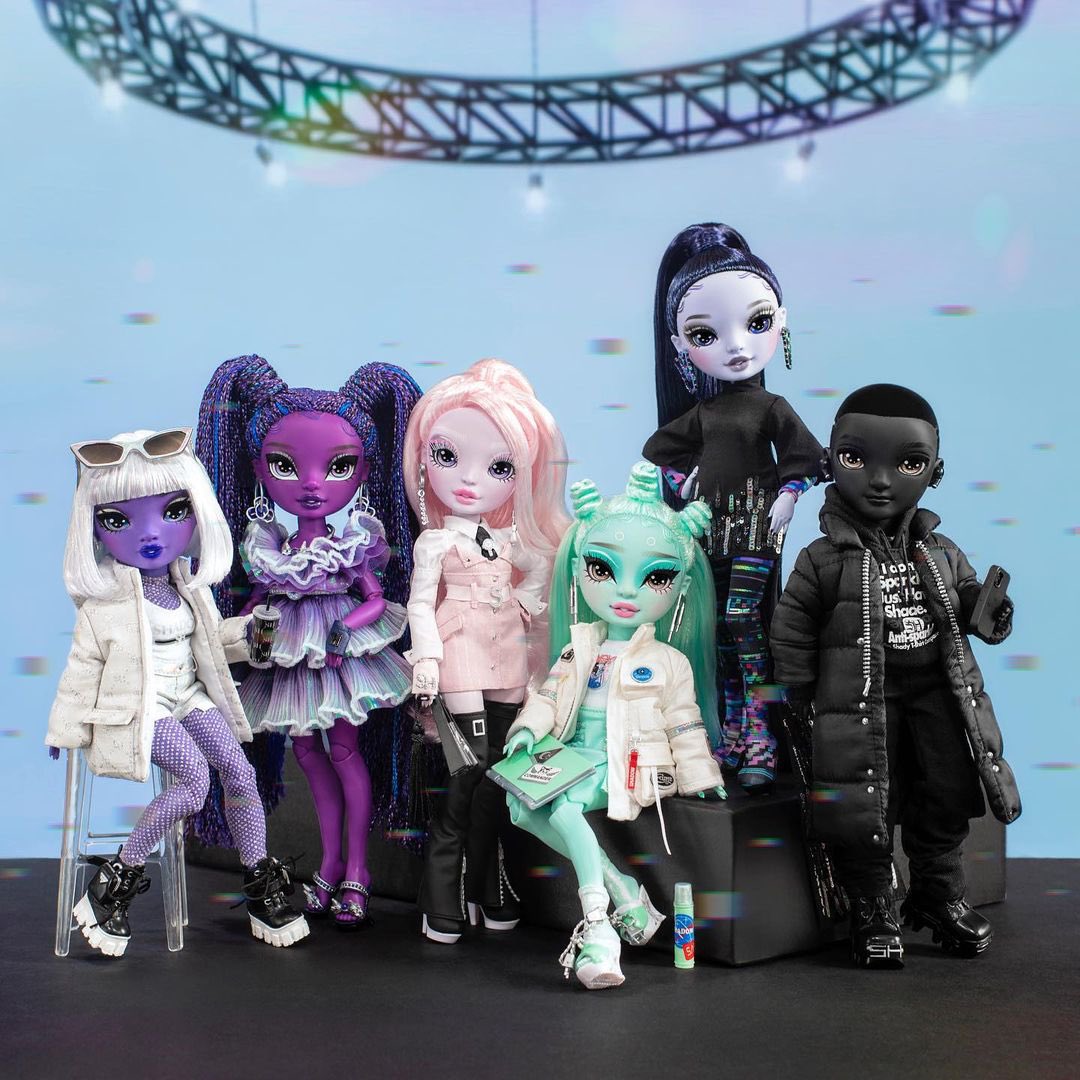winxclubpretty's tweet photo. Our early gift to you…the rainbow is expanding into the shadows! Meet our new friends: Dia, Monique, Karla, Zooey, Reina and Rexx. 🖤
#ShadowHigh #Shadow #ShadowHighDoll #Doll #ShadowHighSeries2 #Series2 #ReinaGlitchCrowne #ReinaGlitch #KarlaChoupette #Karla #DiaMante #Dia https://t.co/e0tct9B1Wj