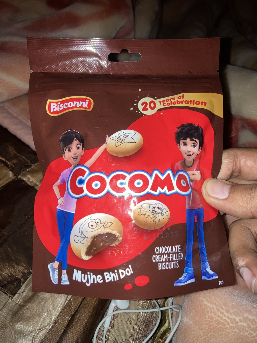 Kya ajeeb brands hein #Pakistani. 20 years ki #celebration wo kr rhy hein or 10 rupy per pack extra awam sy charge kr rhy hein.  Regular pack 50 ka ha or celebration wala pack 60 ka ironically. #MujheBhiDo #cocomo @BisconniPK #pakistaniSnacks