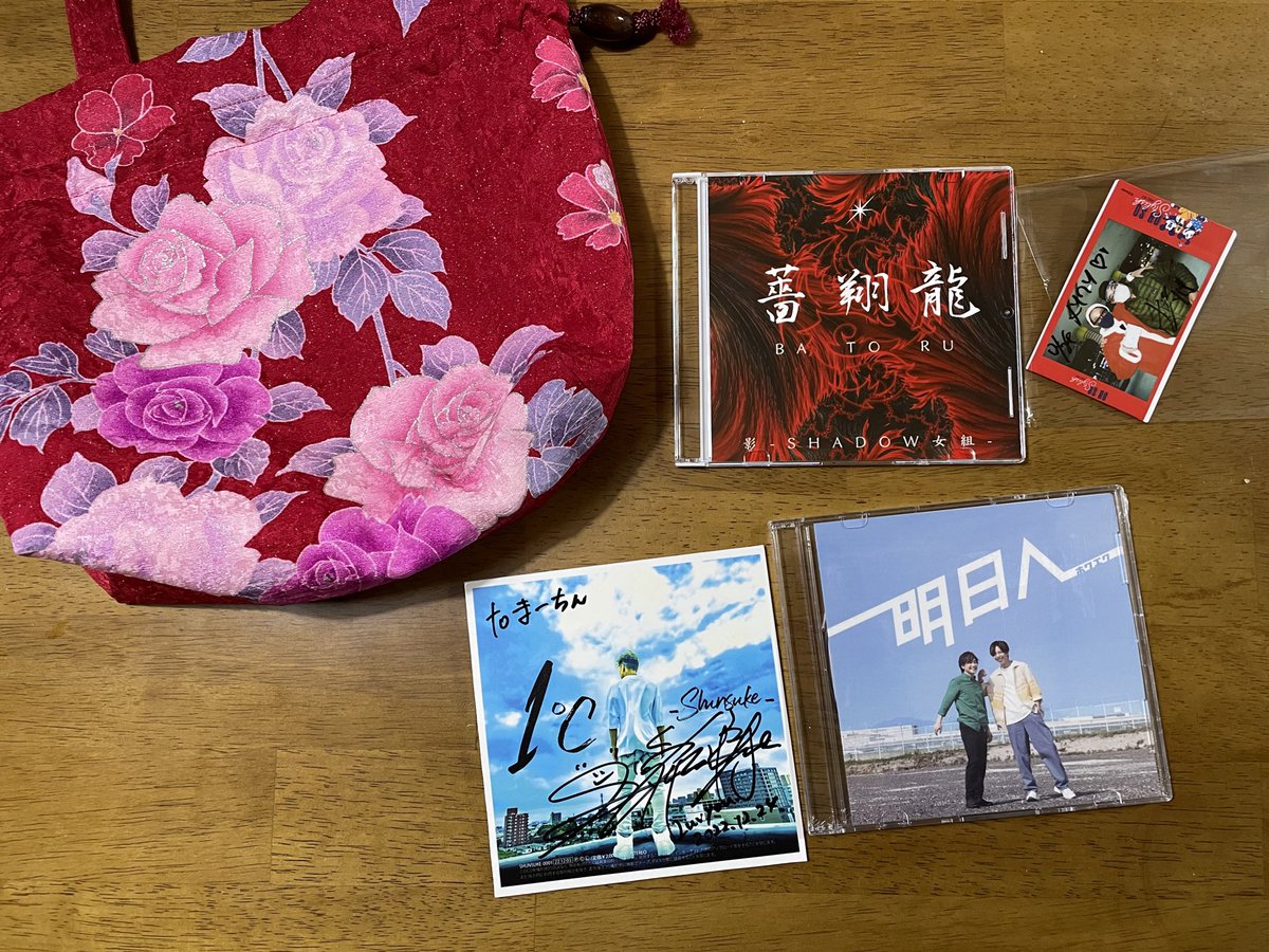god_made_jean's tweet photo. 今日の戦利品
影SHADOW女組の美久さんの衣装と同じ柄の巾着（ラウンドの時ボール入れるのに良さげだった！）CD3枚、そして今回が影SHADOW女組のマネージャーとして最後のイベント参加だった州さんと撮ったチェキ！州さんはめっちゃカッコいいダンサーでもあります！
＃影SHADOW女組
＃舜将
＃ホワエク https://t.co/cm5GtLPZUU