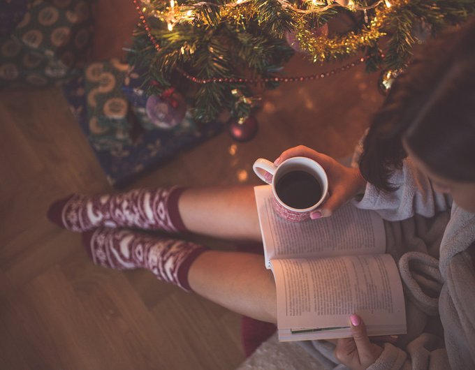 Jólabókaflóð es el nombre que recibe la tradición islandesa de regalar libros en estas fechas. Su traducción literal sería "inundación de libros en Navidad". Los regalos se entregan habitualmente en la noche del 24 y, después de la cena, la costumbre es leer en familia.