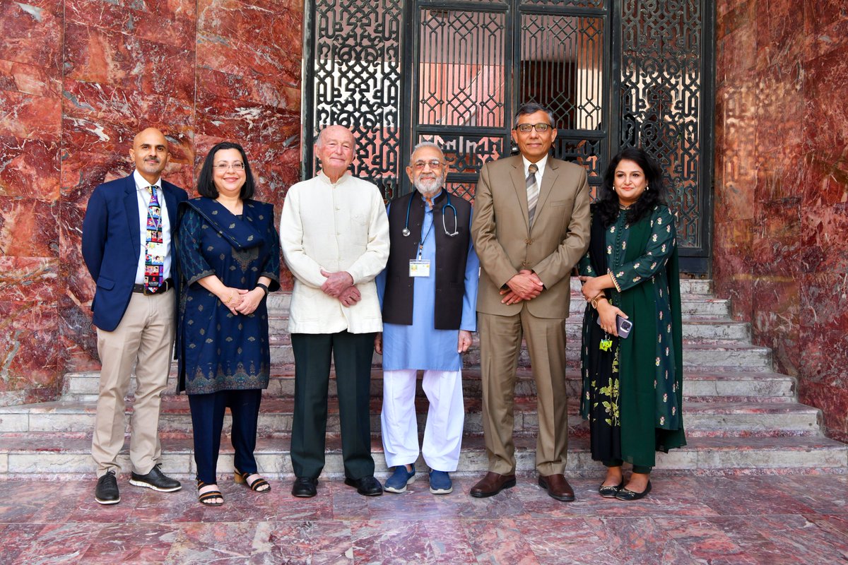 Standing on the shoulders of giants. 23-12-22 : A rare photo op where all Chairs of the Department of Paediatrics &amp; Child Health got together <a href="/AKUGlobal/">Aga Khan University</a> making this day extra festive ☺️ 🧵