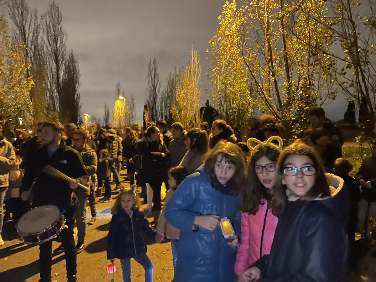 #navidadconluz en #montecarmelo Más de 100 vecinos nos acompañaron
#pasacalles la <a href="/AVMontecarmelo/">Asociación Vecinal Montecarmelo</a> hasta el Jardín Montecarmelo al compás de la Charanga #SomosAgua decoramos el árbol y merendamos churros con chocolate.
La Navidad mola cuando la compartimos con nuestros #vecinos