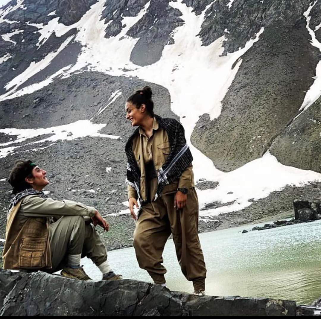 the_peshmerga's tweet photo. پیرۆزبایی جەژنی کریسمەس لە سەرجەم باوەردارانی ئەم رێورەسمە دەکەین. 
بە هیوای وەدیهاتنی ئاوات و ئارەزوەکانی میللەتەکەمان. https://t.co/Q3g0SPTGiR