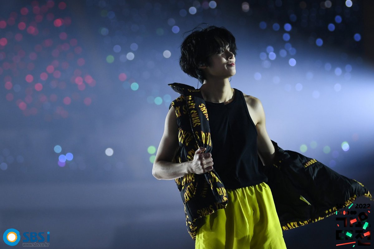 wow this picture literally screams 'starboy'