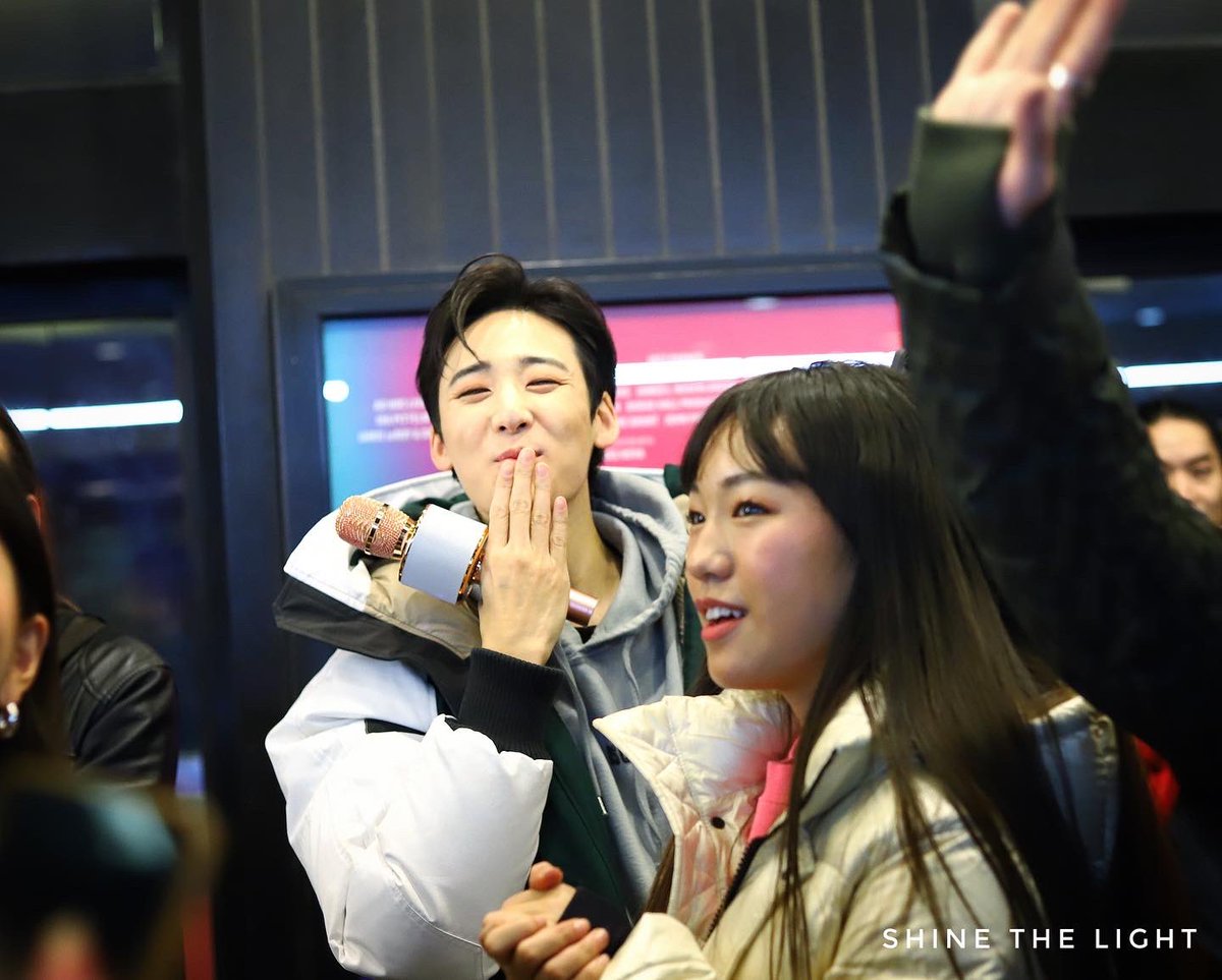 shinelightkevin's tweet photo. 20221210 Broadway Community Uplifts Asians on Broadway Event
Kevin sings with all his heart❣️🎤🔥
#KevinWoo
#KEVIN
#케빈우
#ケビン
#KPOPBroadway
#F8
#F8nation
@kevinwoo91
@kpopbroadway https://t.co/o6chIALLOG