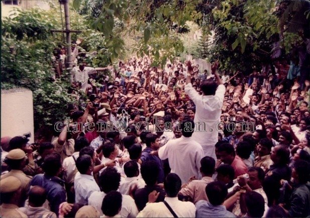 Satheesh_2017's tweet image. #Rajinikanth𓃵

தன்னோட 45 வயசுல இவருக்கு இருந்த மக்கள் சக்தி, ரசிகர் பட்டாளம், அரசியல் செல்வாக்கு இதெல்லாம் யாரும் இப்ப கற்பனை கூட பண்ணி பார்க்க முடியாது!