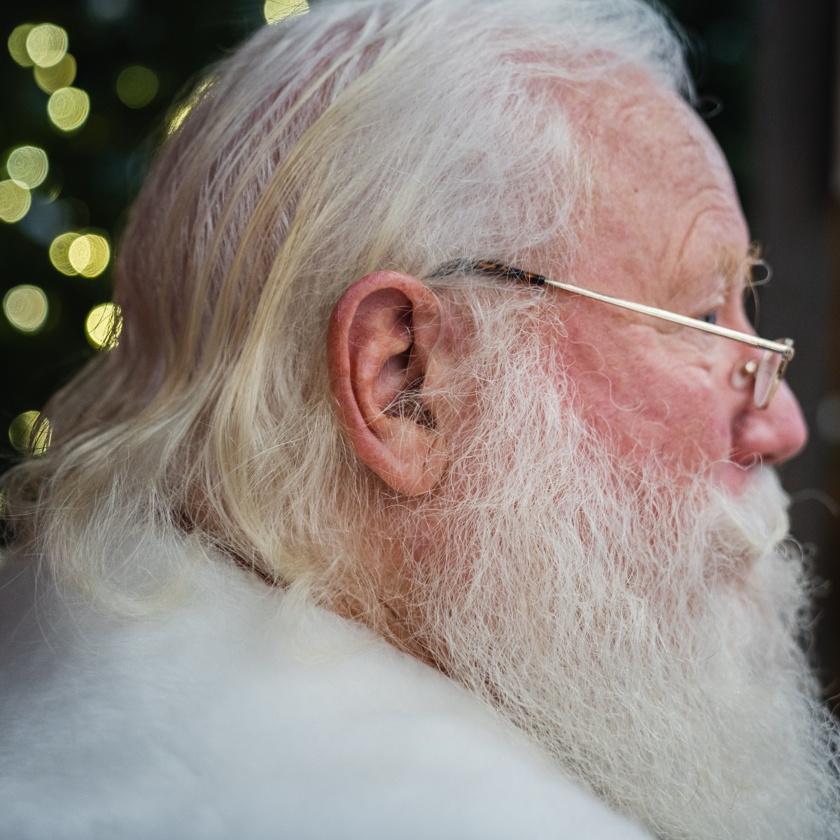 starkeyhearing's tweet photo. Santa needs clear communication with the North Pole to make sure that everything goes smoothly on Christmas Eve. His Evolv AI hearing aids are equipped with 2-way audio for phone calls, language translation, and our clearest #StarkeySound yet, so he’s ready for the big night. https://t.co/LDVn0yymIT