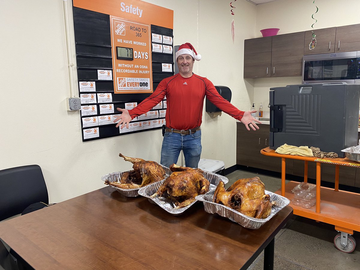 SherryMcclarty's tweet photo. More Christmas and Team Spirit from 0735. https://t.co/TcFHE28mp0