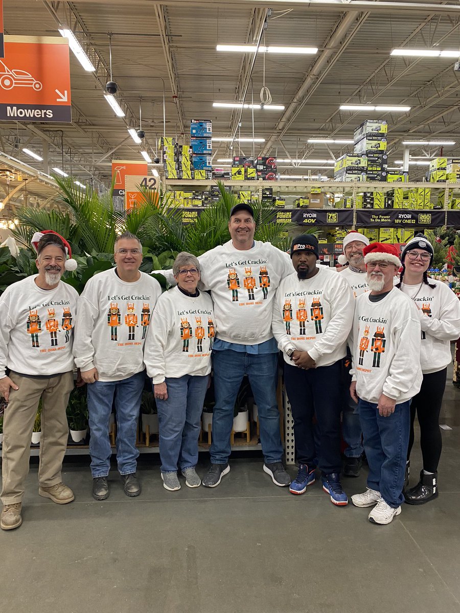 SherryMcclarty's tweet photo. More Christmas and Team Spirit from 0735. https://t.co/TcFHE28mp0