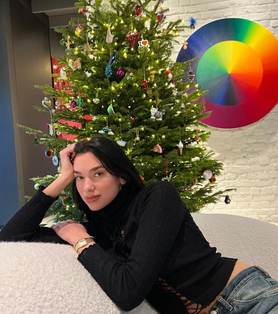 addictionlipa's tweet photo. dua lipa, the finest girl https://t.co/GnptHBy34O