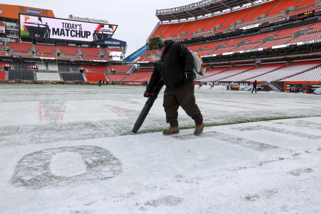 ESPNInsights's tweet photo. The Browns host the Saints today in polar weather conditions.

With wind chill, it's projected to feel like -21°F at kickoff. The current temperature at the South Pole is -15°F. https://t.co/IdZOTHImo8