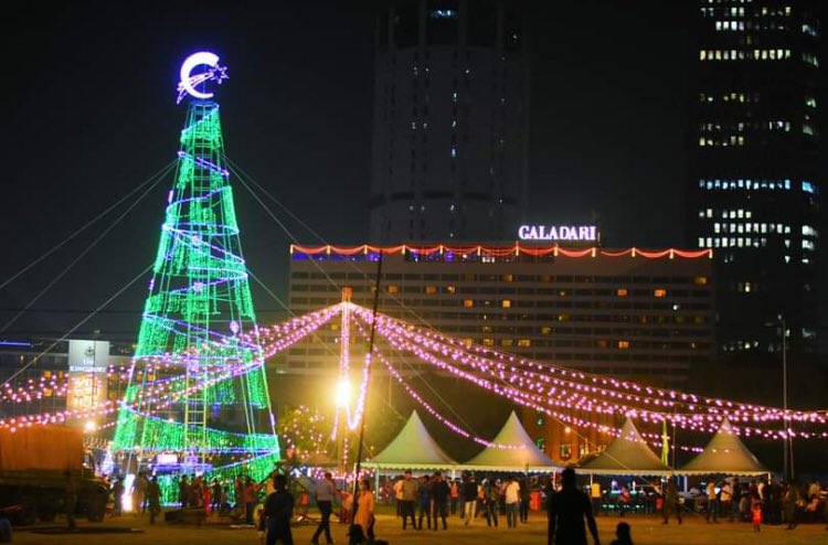 AsiDharshana1's tweet photo. All Our attention on Drugs such as ICE.. this is how beer industry in #lka celebrates the Christmas 2022. Three Christmas tress decor with beer brand in prominent locations of Colombo. #DirtyMove #BeerIndustry @IOGT_EA @Movendi_Int @ADICsrilanka @ https://t.co/Z9mdSpliN9