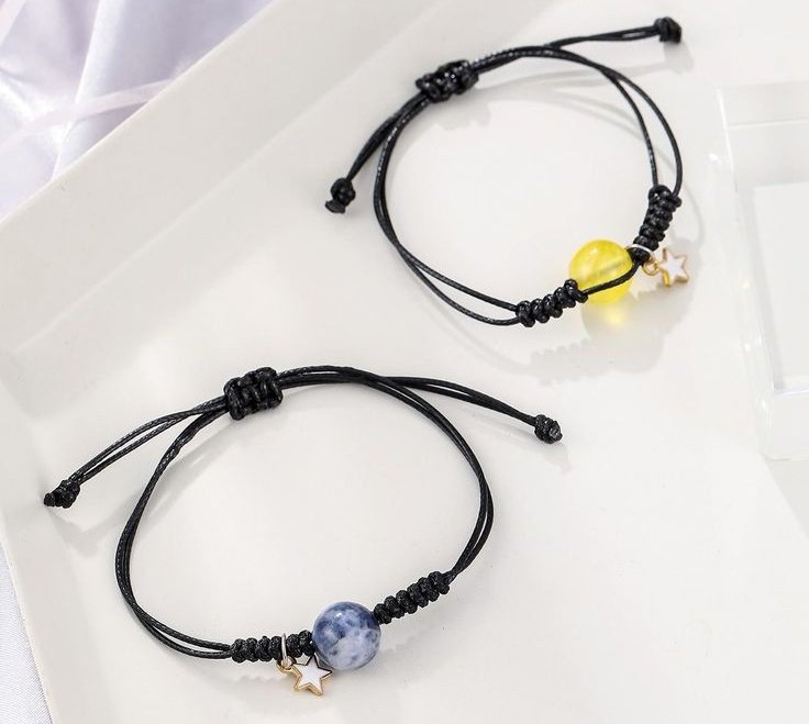 lightzhearted's tweet photo. @pijarfiksi ㅤㅤㅤㅤ
Renata berjalan dengan tergesa-gesa dengan sebuah cupcake dan gelang couple di tangannya. Puan bersurai gelap ini bermaksud untuk menemui Alex yang tengah berulang tahun. Namun, teringat kado yang ia siapkan masih kurang. Si puan bermaksud untuk mencari lagi.

—cont. https://t.co/ZxYsbyqQ6Q