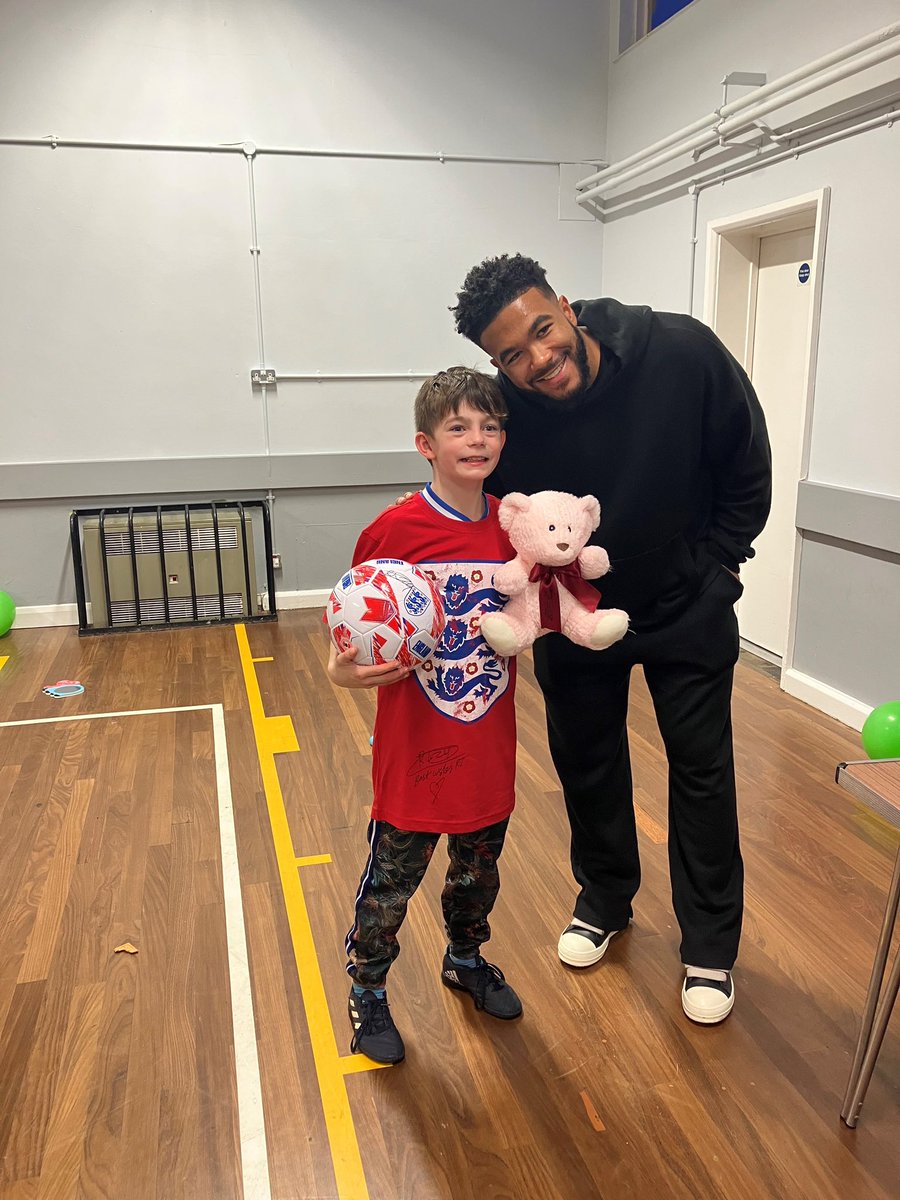 ReeceJames's tweet photo. Amazing day with @barnardos, incredible to spend time with the families they work with!

Merry Christmas everyone! 🎄 https://t.co/Hxzj7xkPim
