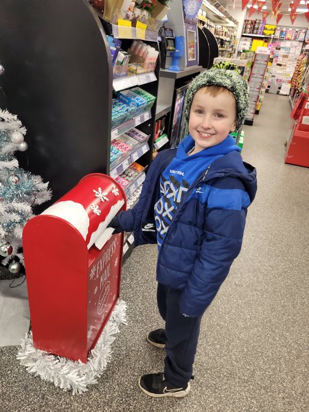 onestopstores's tweet photo. Kylie and the team at our Penllwyn store hosted a special ‘Express Mail’ box so local children could post their letters to Santa. There was even a little gift waiting for them too! 🎅🎄 💌 Merry Christmas to all.
#OneStop #OneStopCommunity #LettersToSanta https://t.co/cJa2FPEyik