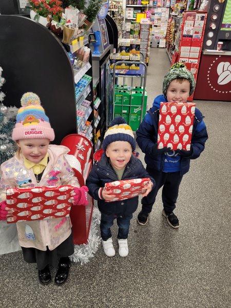 onestopstores's tweet photo. Kylie and the team at our Penllwyn store hosted a special ‘Express Mail’ box so local children could post their letters to Santa. There was even a little gift waiting for them too! 🎅🎄 💌 Merry Christmas to all.
#OneStop #OneStopCommunity #LettersToSanta https://t.co/cJa2FPEyik