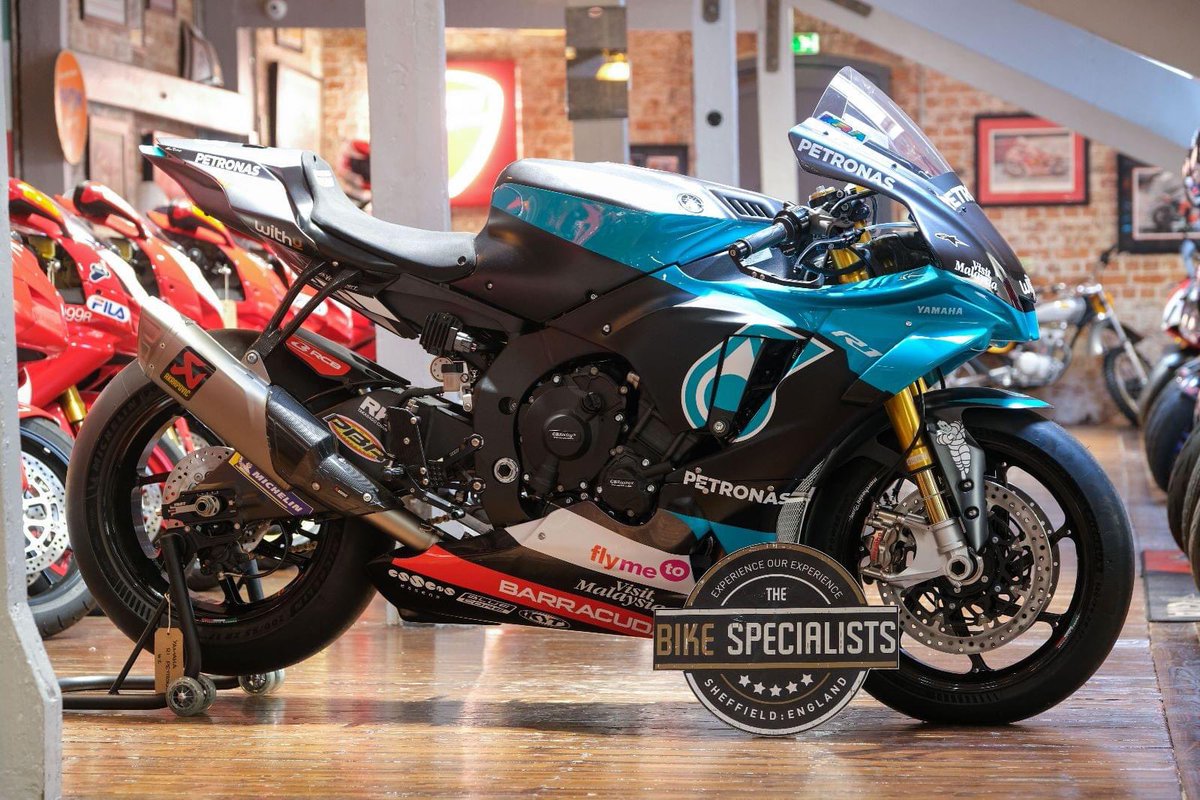 🎶 And a Petronas in a pear tree... #onlythebestbikes #yamahapetronas #yartracing #dreamrides #bikelife #welovemotorcycles #bikeworld #motoloot #sportsbikes #investment #iomtt #yamahar1 #rossi46 #yamahapetronasmotogp