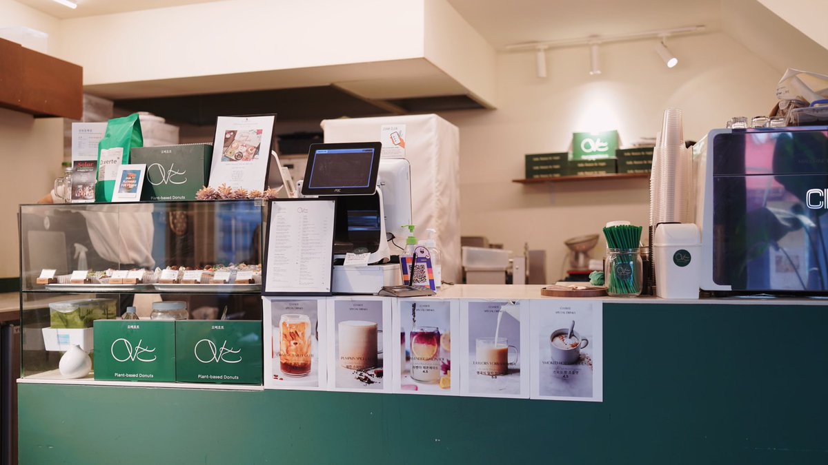 kpppppee's tweet photo. ร้านขาย 𝙋𝙡𝙖𝙣𝙩-𝘽𝙖𝙨𝙚 𝘿𝙤𝙣𝙪𝙩𝙨 ย่านเมียงดง ร้านน่ารักเห็นแล้วสะดุดตามากก กินคู่กับอเมริกาโน่ร้อนๆในอากาศติดลบแบบตอนนี้คือที่สุดด #รีวิวเกาหลี #รีวิวเมียงดง #overte https://t.co/CObwkozHVS