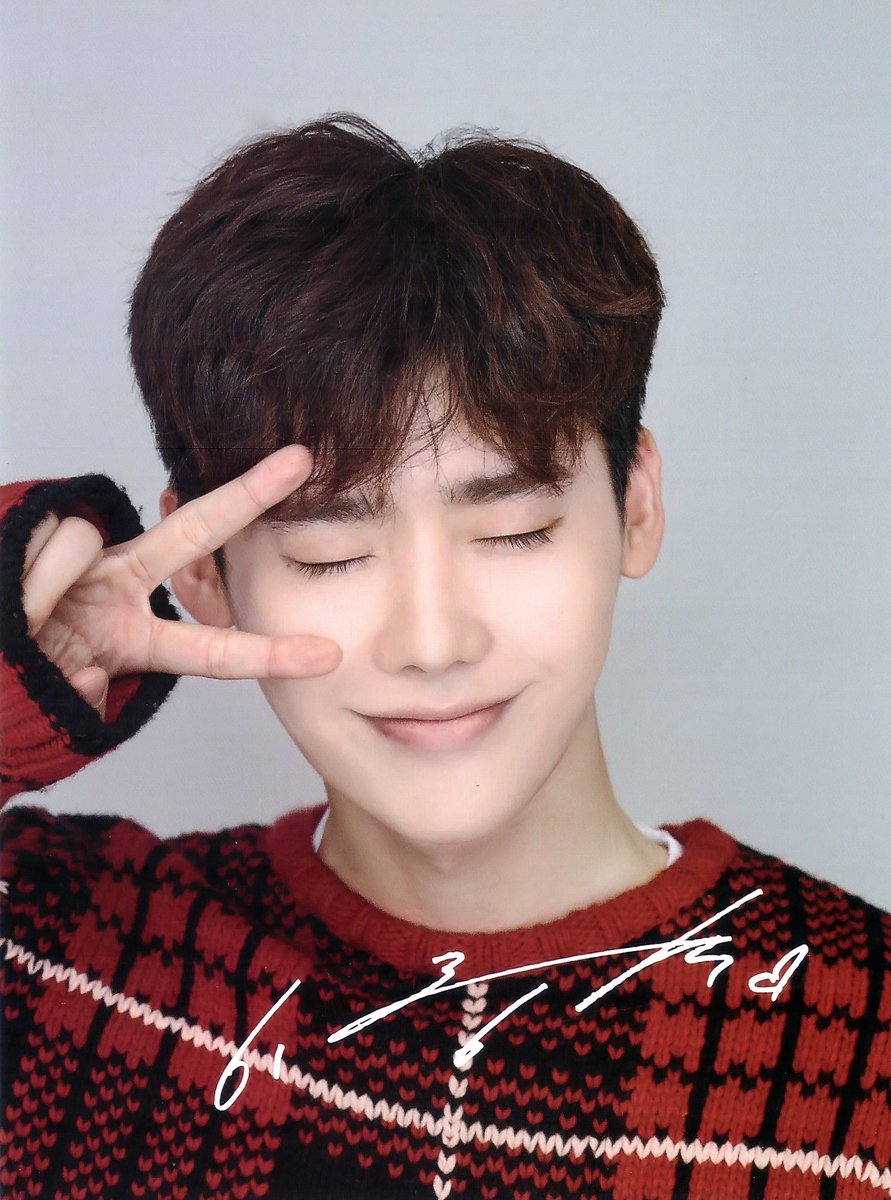 LeeJongSukWorld's tweet photo. Happy Holidays 😍😘 https://t.co/XrcJZ8dKKF