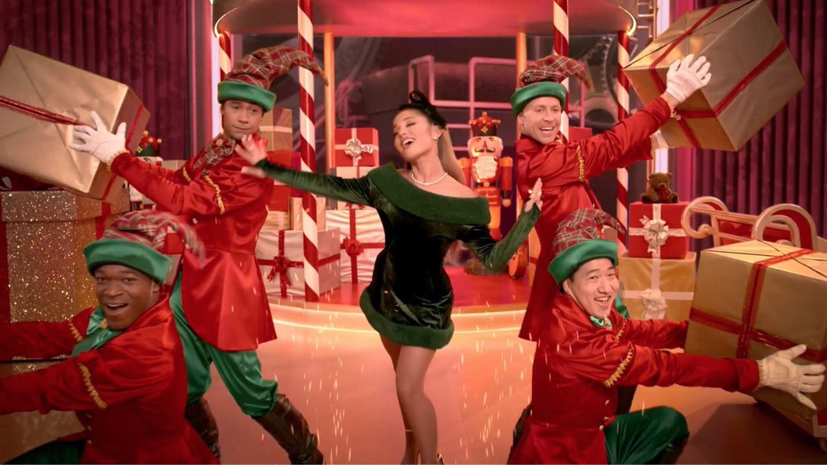 ArianatorFallen's tweet photo. Merry Christmas 🎄 https://t.co/5dIq28RZb3