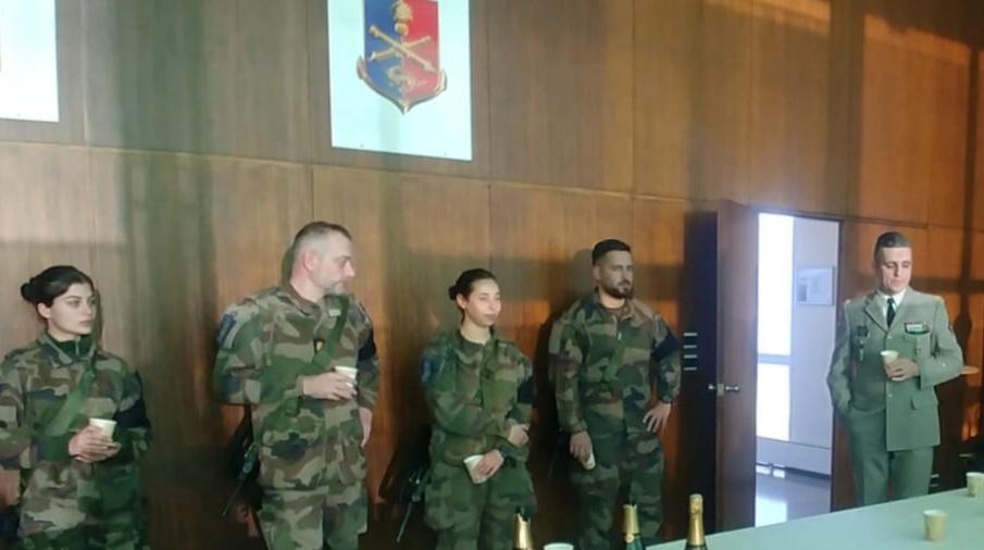EMD_EI_EA's tweet photo. ➡️ En cette veille de Noël, le COMEI, général de brigade Ivan Martin, a rendu visite aux personnels de garde pendant les fêtes aux #EMD.
Nous leur souhaitons bon courage et un très joyeux Noël !
#LaMissionContinue #24décembre
#COME2CIA #ArméeDeTerre #arméezonesud https://t.co/bQWPJhaN8N