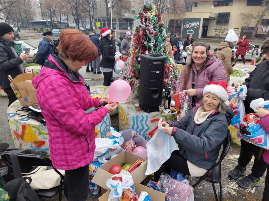 TPancevo's tweet photo. Posebno se zahvaljujemo #EcoVan-u, kao i našim prijateljima iz #Forca na donaciji za paketiće, kao i za ulične kante koje će uskoro biti postavljene u naselju Tesla ♥️
Želimo vam srećne predstojeće praznike i uspešnu 2023. godinu!🎅🏻🌿🧑🏻🎄🎄 https://t.co/3LOrSnDftU