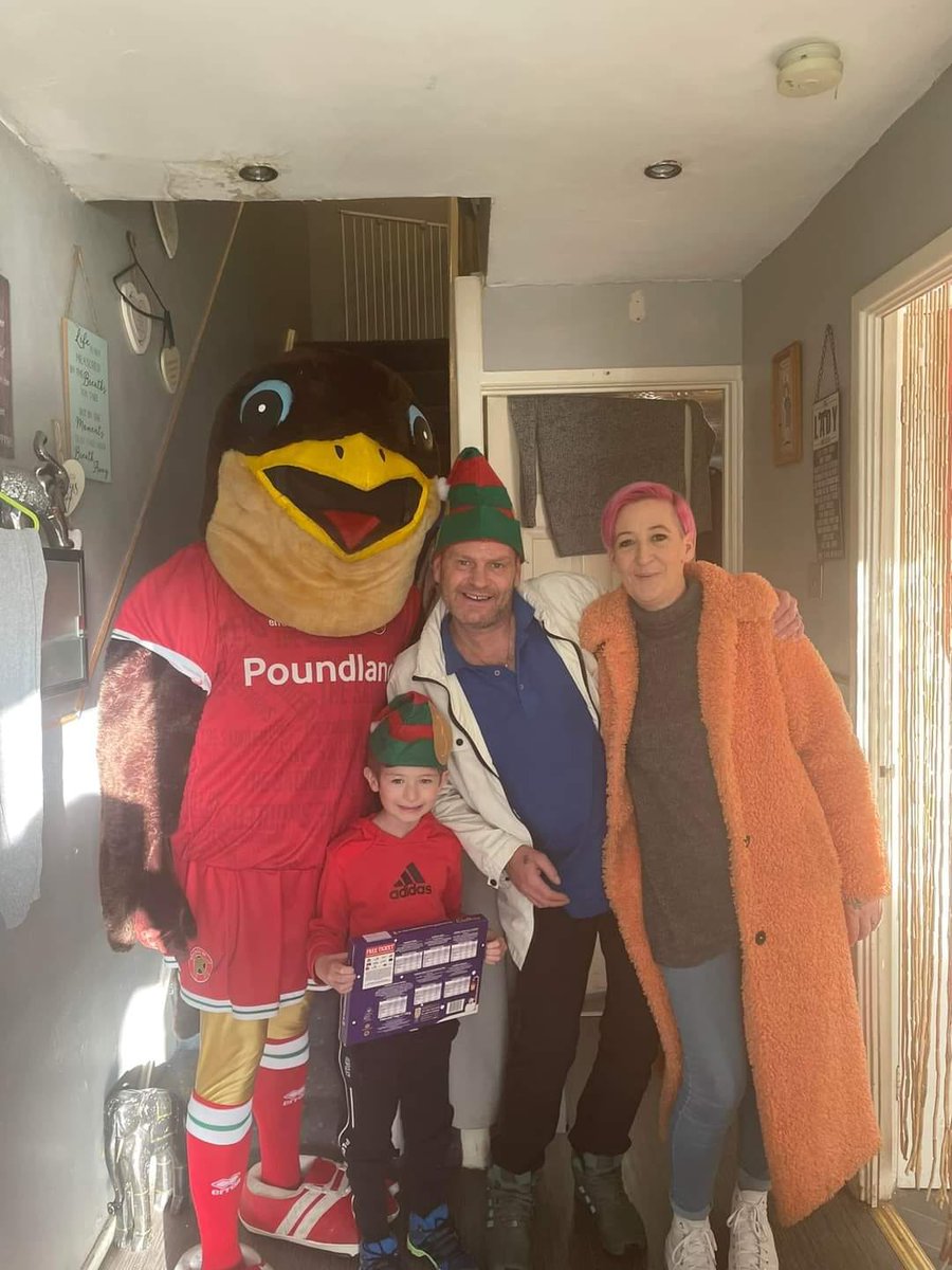 WFCOfficial's tweet photo. ❤️ Spreading a bit of last minute Christmas cheer!

Club mascot Swifty paid a surprise visit to two young #Saddlers fans who have both been unwell in the build-up to the big day!

George &amp; Lennon were both shocked when Swifty showed up earlier today https://t.co/M9yvQSwZU7