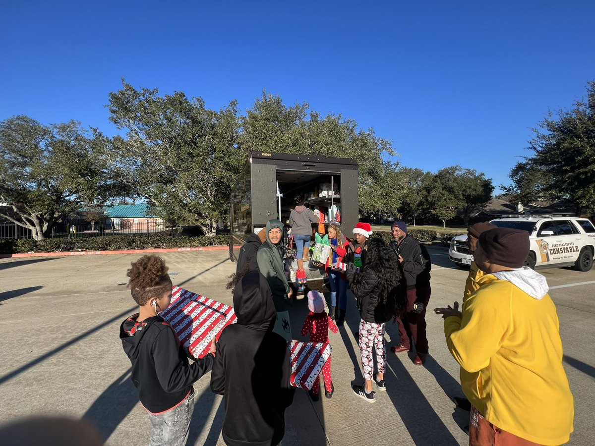 Today UPS delivered Christmas early to (8) Families from Fort Bend Family Promise❣️BIG Ty 2 Stafford PKG, Preload, FDR and retiree Mr. Walter Sullivan (these UPSers are AMAZING).🎁 🤩👏🏽🎄🎅🏼🦌💪🏽🥶🫶🏽❤️💪🏽🙏🏽