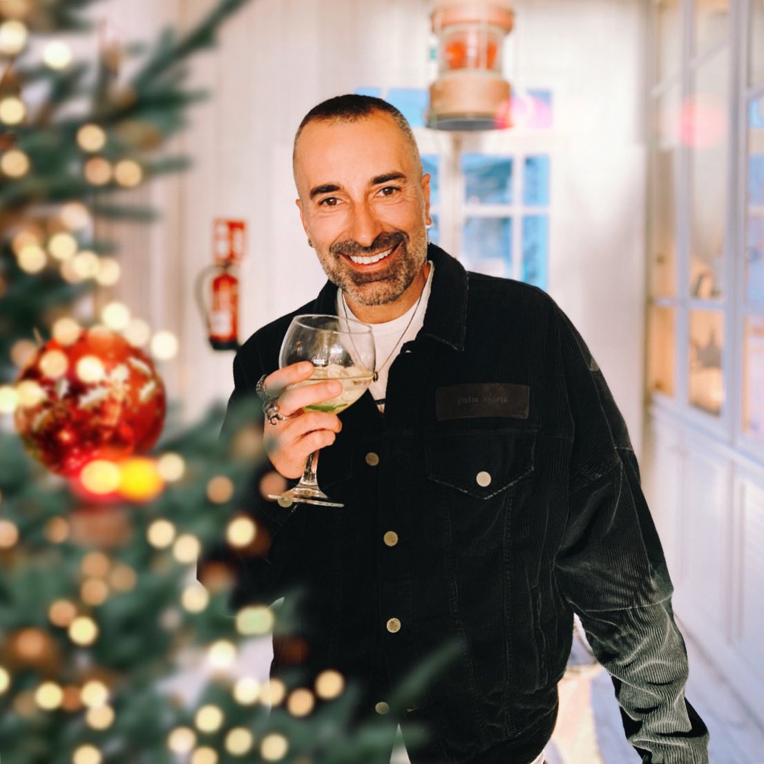 andresllompart's tweet photo. Las frases pueden parecer siempre lo mismo, pero los buenos deseos son sinceros:
🎁🎄 FELIZ NAVIDAD 🎄🎁
#feliznavidad #merrychristmas #christmastree #hoscos #men #menandcoffee #palmademallorca #mallorca #christmasday #ootdmen #menstreetstyle #gayfashion #gaystyle #gaychristmas https://t.co/3MFjUCOBsS