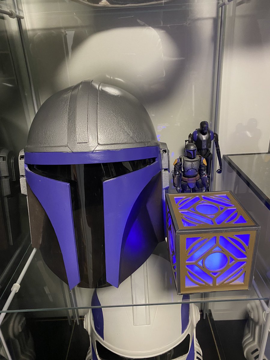 MediocreModeler's tweet image. And the Jedi Holocron now has a place in the display. #gobuildsomething