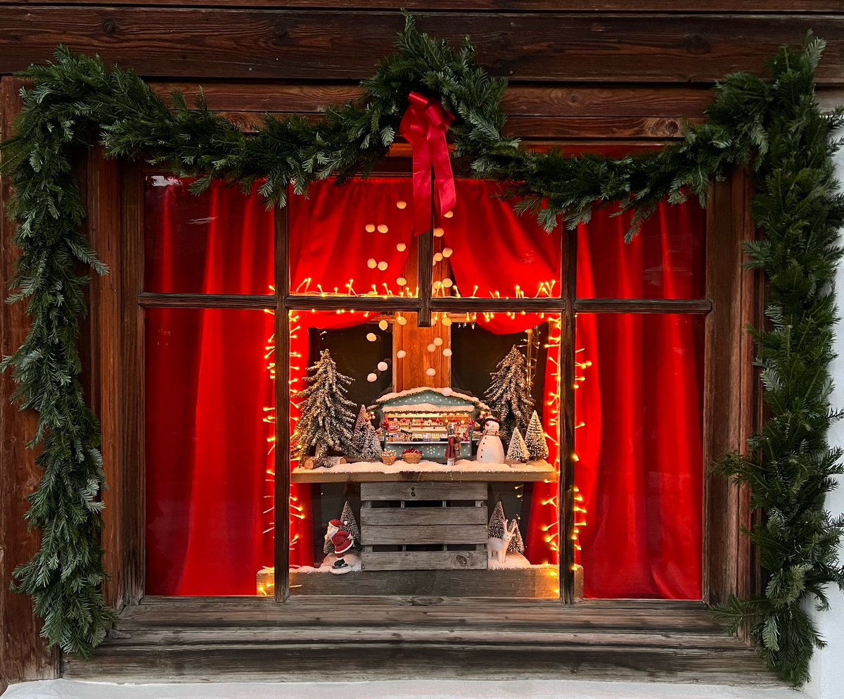 UrsulaZybach's tweet photo. Fröhliche #weihnachten!

Unser #weihnachtsfenster an der Bolgengasse 5 in #zweisimmmen mit einem #marktstand von Gerda Brändler inszeniert von Christine Bercher. https://t.co/DuKH9iAco6