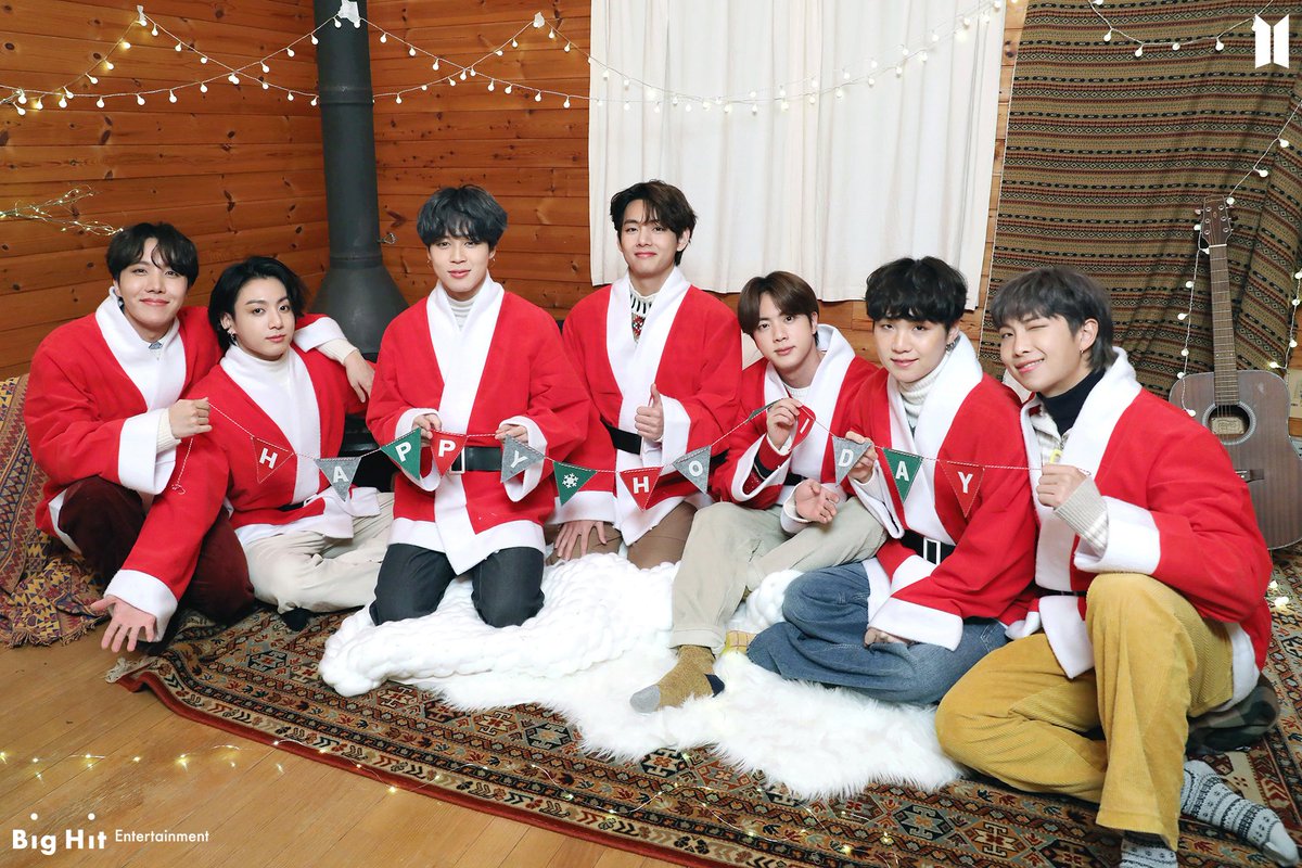 [♡] A Equipe Universo Bangtan deseja a todos os ARMYs um feliz natal e boas festas! 🎄✨
Que vocês possam ter um momento único ao lado das pessoas que amam e terminem o dia com muita gratidão e amor! 💜

Abaixo vamos deixar performances/músicas especiais do BTS! 💜🫰🏼