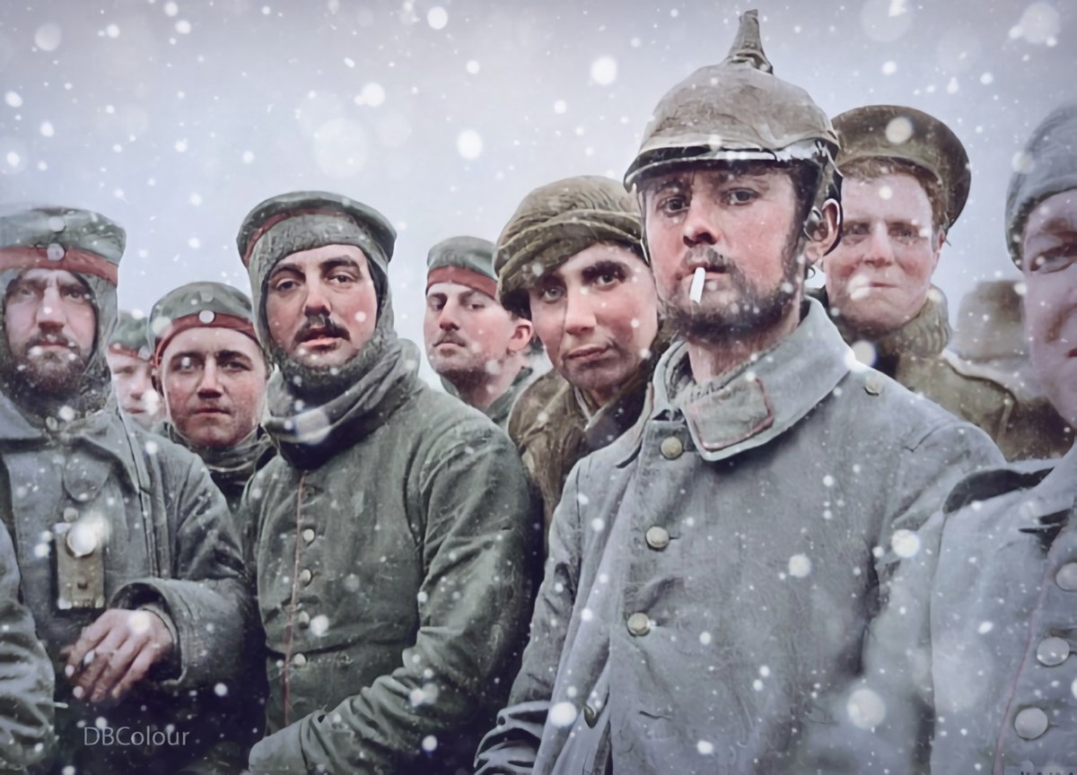 colour_history's tweet image. The Christmas Truce of 25th December 1914, where British and German soldiers fraternised at Ploegsteert in Belgium.
Seen here are troops of the 5th London Rifle Brigade and the 104th and 106th Saxon Regiments.