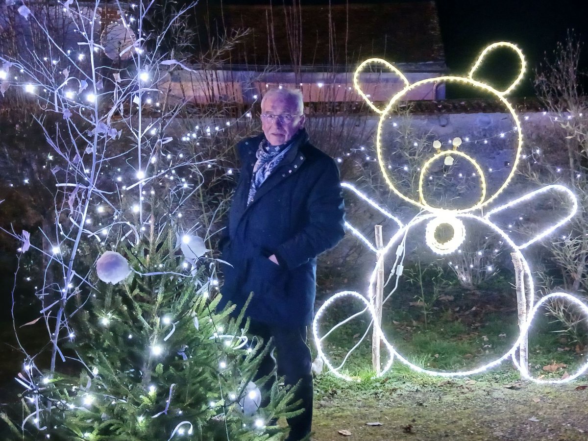 DanielGrenon89's tweet photo. Après avoir visité les marchés de Noël de ma circonscription j’ai retenu pour ma part un petit village merveilleux avec des illuminations splendides, il s’appelle #Septfonds 
Je profite de cette photo pour vous souhaiter un JOYEUX NOËL à vous tous. https://t.co/IT81KF7P7K