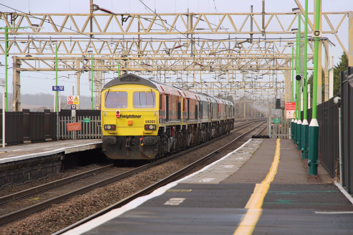 Seven up on 6X59 today as Freightliner moved four Class 59s (59104/59202/59203/59204) to Crewe Basford Hall for Christmas maintenance due to the closure of the Whatley branch… very rare territory for the old sheds nowadays!

Seen at Cheddington, 24.12.22