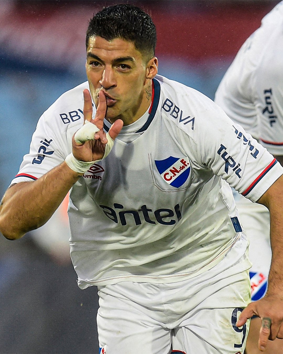 OFFICIAL: Suarez returns to boyhood club Nacional