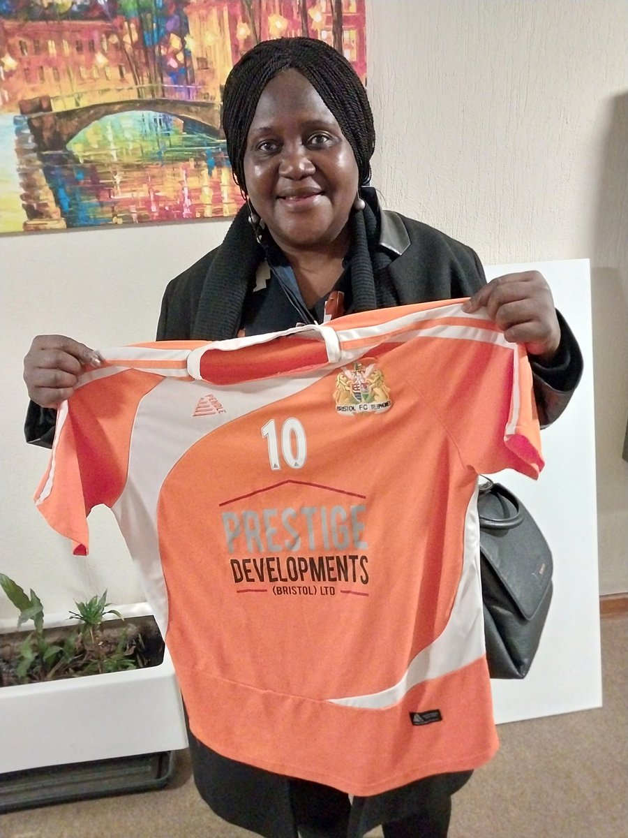 wearsportsshirt's tweet image. Met Kona Seibure who runs the Sierra Leone based Advocacy for Mental Health &amp;amp; Human Rights yesterday &amp;amp; donated a kit from @Lovingthephones

This will help with the organisation&apos;s work in combating mental health issues in Sierra Leone.

@tswlfans @tswlfans @swsportsnews