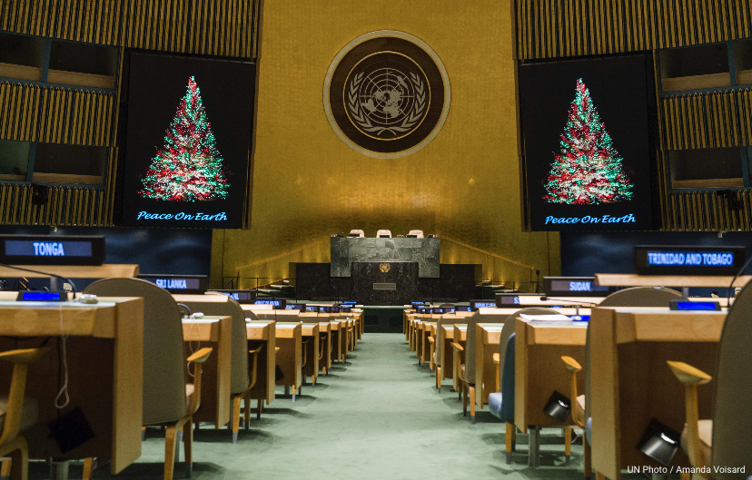 ONU_es's tweet photo. 🎄 Desde el Equipo de Redes Sociales de la ONU, deseamos una feliz Navidad a todos aquellos que la celebran. 🎄

📷: Nos remontamos a 2017 cuando la Asamblea General de las Naciones Unidas en Nueva York fue decorada con imágenes navideñas. https://t.co/sOy8Ty5fKi