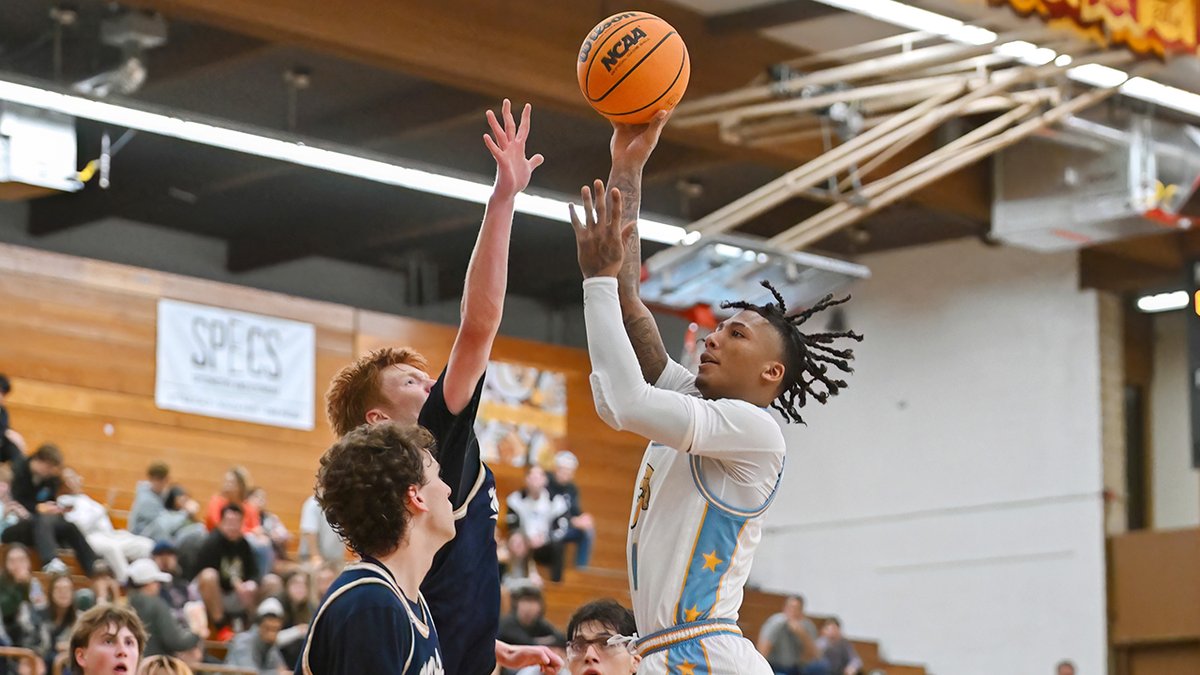 View 📸 by @justinfinephoto of @619PRESIDENTIAL and @SanYsidroHigh victory on Tip Off Night @TheHDayClassic presented by @SBLiveSports. @tetuck news.scorebooklive.com/california/202…