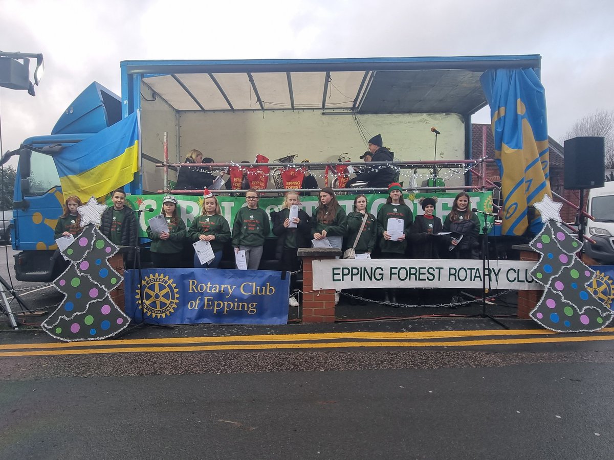 EppingStJohns's tweet photo. Our brilliant choir made us very proud this afternoon, singing carols to a huge crowd on Epping Green. What a lovely festive afternoon!💚 https://t.co/jC49LjtGK0