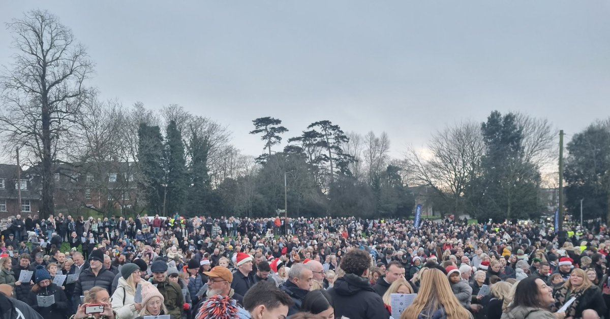 EppingStJohns's tweet photo. Our brilliant choir made us very proud this afternoon, singing carols to a huge crowd on Epping Green. What a lovely festive afternoon!💚 https://t.co/jC49LjtGK0